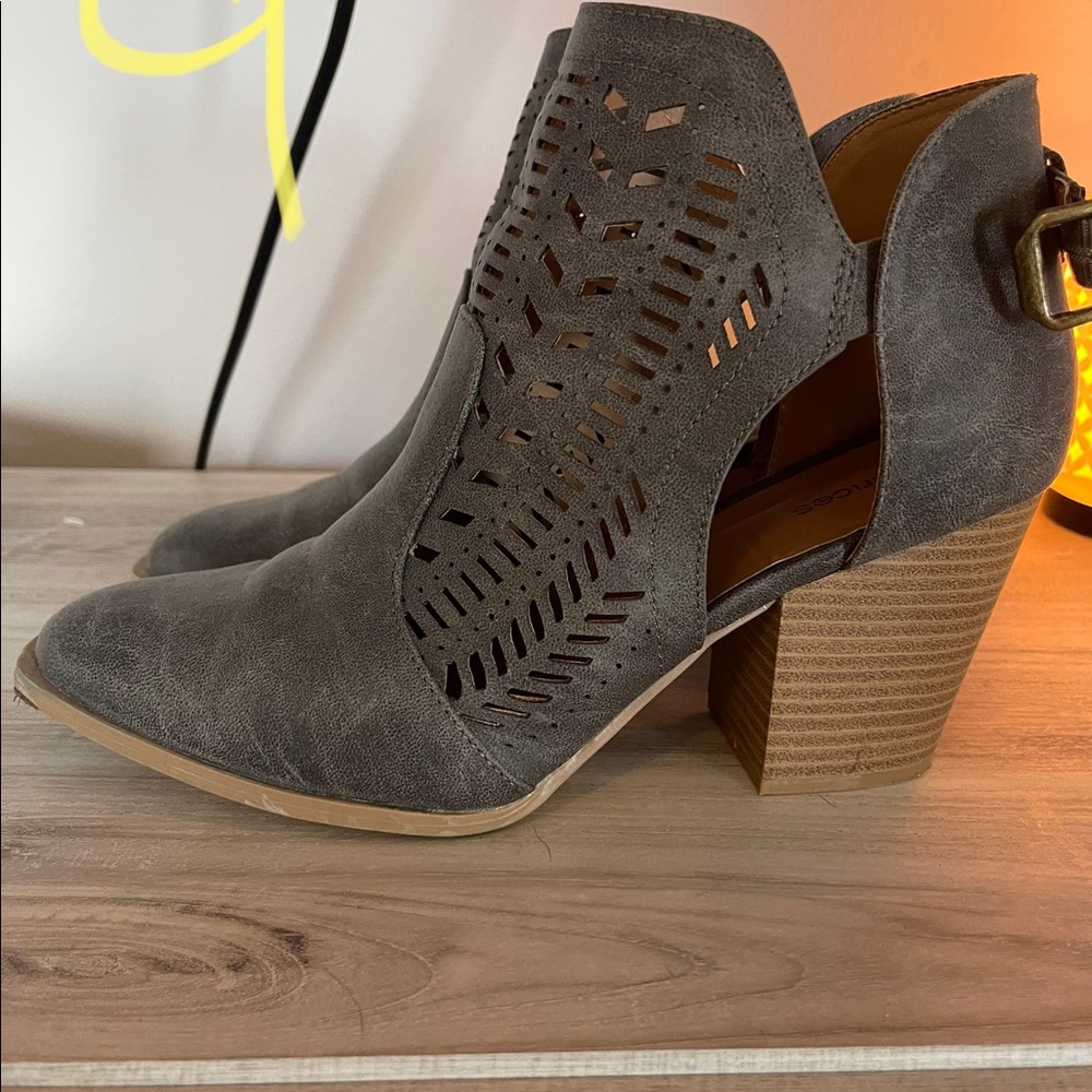 Several different shoes! Make an offer! Some barely worn
